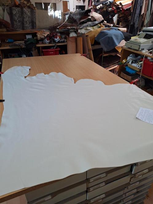 Kwart huid Runder,( stugger)mooi tassen leer, Hobby en Vrije tijd, Stoffen en Lappen, Nieuw, Leer of Kunstleer, 30 tot 120 cm