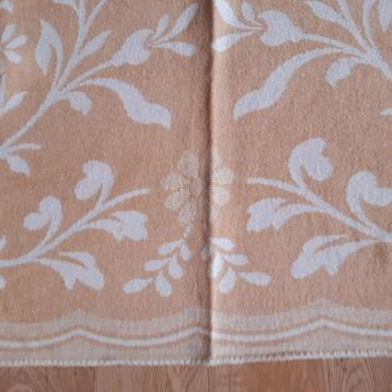 Deken in lichtbruin met crème beschikbaar voor biedingen