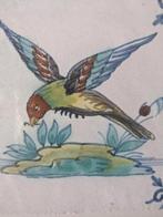een vroeg 20ste Delftse polychrome tegel met vogel, Ophalen of Verzenden