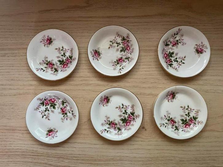 Royal Albert Lavender Rose petit four / theeschaaltjes, Huis en Inrichting, Keuken | Servies, Zo goed als nieuw, Kop(pen) en/of Schotel(s)