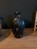 Zwarte decoratieve vaas, Huis en Inrichting, Woonaccessoires | Vazen, Ophalen, Overige materialen, Gebruikt, Zwart