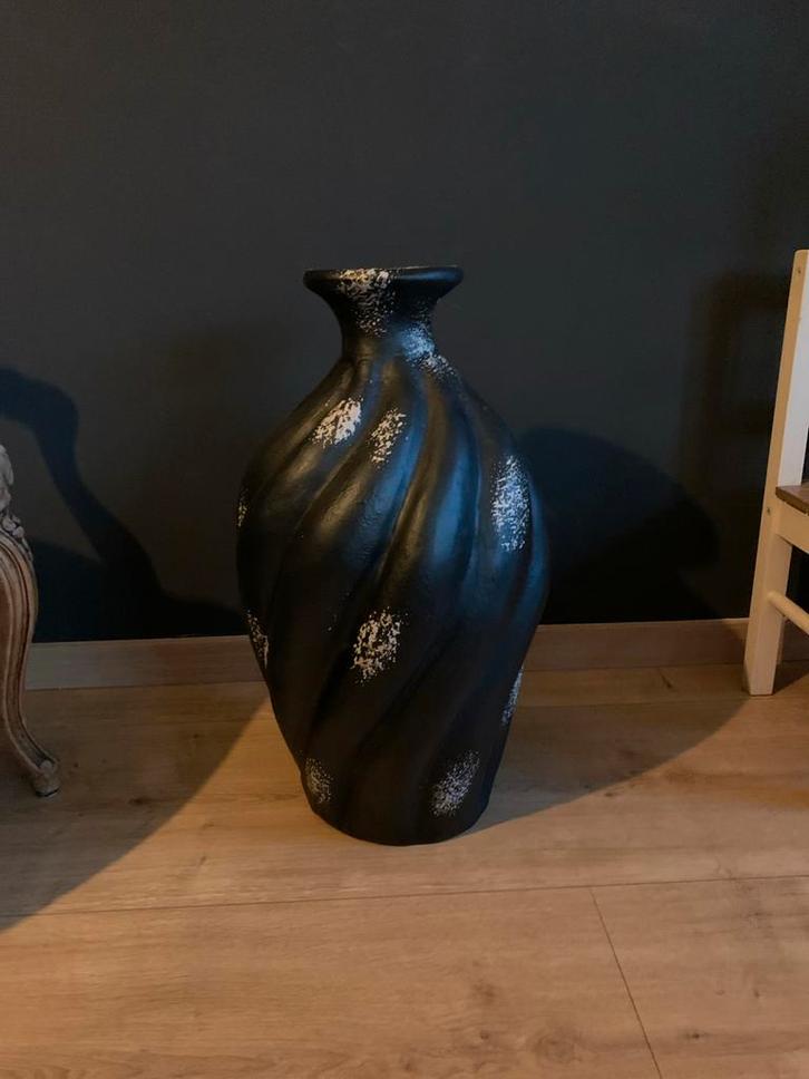 Zwarte decoratieve vaas, Huis en Inrichting, Woonaccessoires | Vazen, Gebruikt, Zwart, 75 cm of meer, Overige materialen, Ophalen