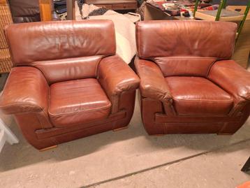 2 bruin lederen fauteuils beschikbaar voor biedingen