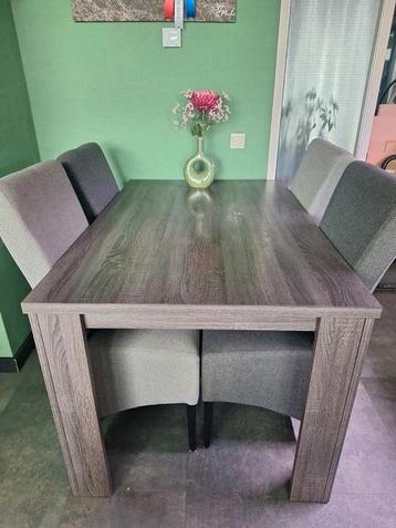 Eettafel met 4 stoelen beschikbaar voor biedingen