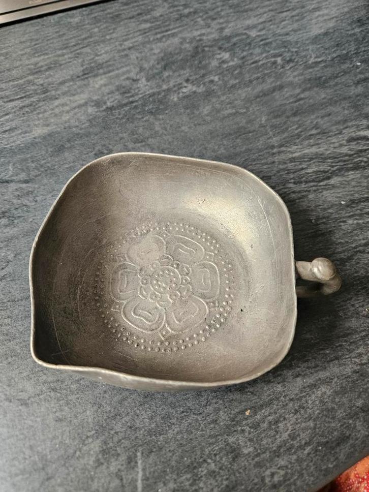 Antiek Tinnen bakje (Lepelbakje) met Bloemmotief, Antiek en Kunst, Antiek | Tin, Ophalen of Verzenden