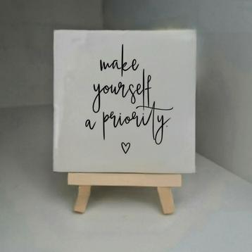 Wandtegeltje make yourself priority beschikbaar voor biedingen