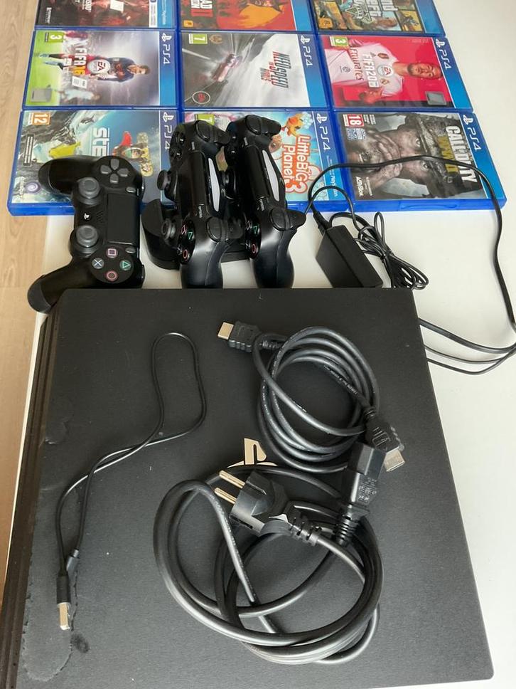 Sony PlayStation 4 Pro met controllers, snoeren en games, Spelcomputers en Games, Spelcomputers | Sony PlayStation 2, Gebruikt
