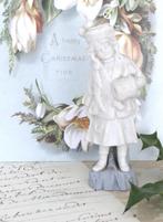 Antiek Frans biscuitbeeldje/ vaasje “Meisje met moffen”, Antiek en Kunst, Ophalen of Verzenden