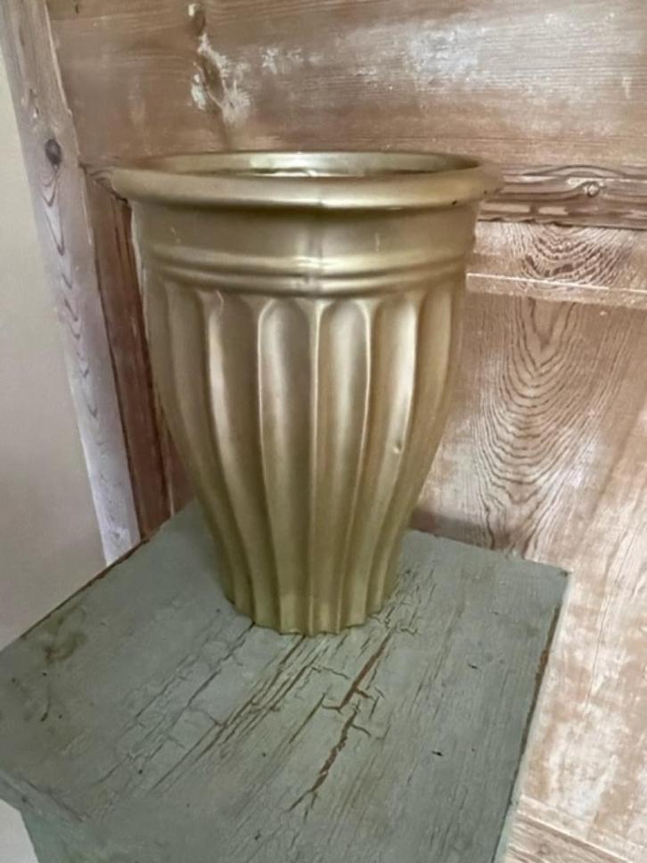 Grote vaas / pot. Aardewerk. Goud geverfd.  Hotel chic., Huis en Inrichting, Woonaccessoires | Vazen, Zo goed als nieuw, Overige kleuren