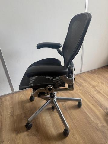 Herman Miller Aluminium Maat B beschikbaar voor biedingen