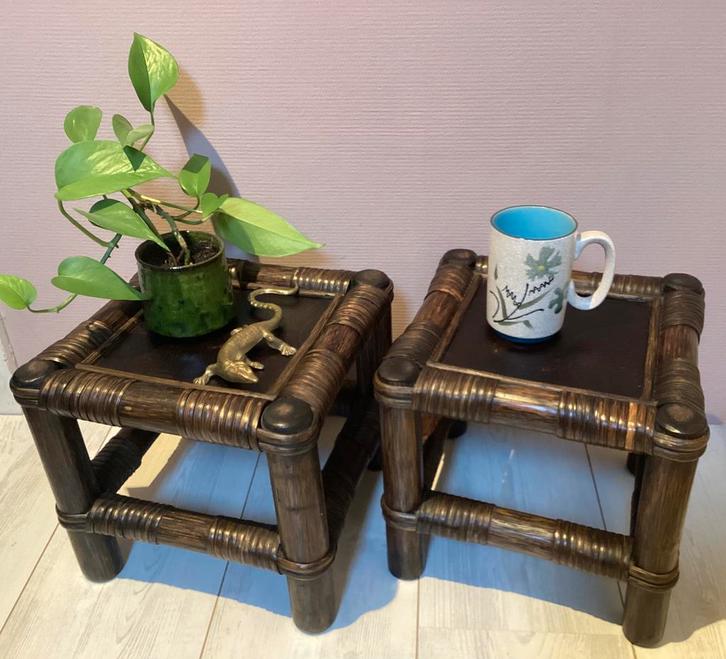 Twee kleine vierkante donkere manou bijzettafeltjes vintage, Huis en Inrichting, Tafels | Bijzettafels, Zo goed als nieuw, Vierkant