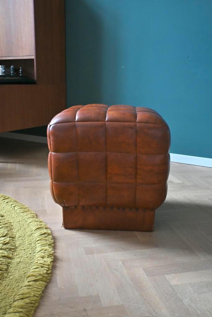 Vintage kubistische poef Skai leer, Huis en Inrichting, Banken | Voetenbanken en Poefen, Zo goed als nieuw, Minder dan 50 cm, Rond