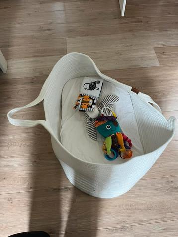 Mozes mand / Draagwieg / Babybedje beschikbaar voor biedingen