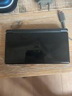 Nintendo DS zwart inclusief oplader en hoesje., Spelcomputers en Games, Spelcomputers | Nintendo DS, Ophalen, Zo goed als nieuw