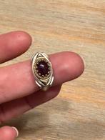 Zilveren ring met granaat in goud, Sieraden, Tassen en Uiterlijk, Ringen, 18 tot 19, Gebruikt, Ophalen of Verzenden, Met edelsteen