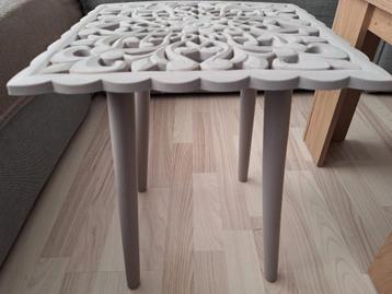 Bijzettafel van hout met patroon beschikbaar voor biedingen