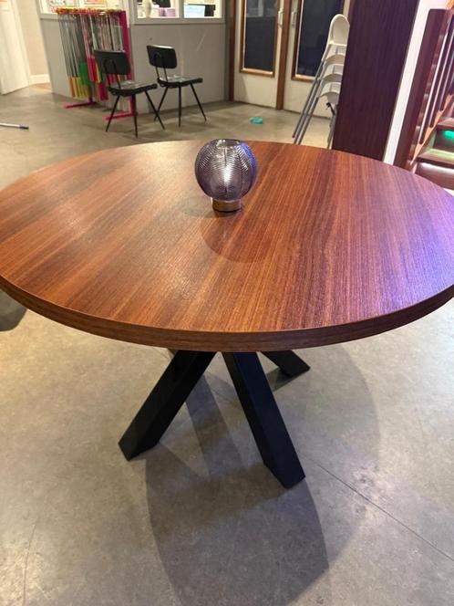 Ronde tafel met zwarte kruispoot, Huis en Inrichting, Tafels | Eettafels, Zo goed als nieuw, 100 tot 150 cm, 100 tot 150 cm, Vijf personen of meer