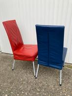 2 leren eetkamerstoelen. 1 blauw, 1 rood, Huis en Inrichting, Stoelen, Ophalen, Zo goed als nieuw, Rood