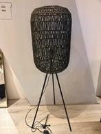 Vloerlamp zwart gevlochten, Huis en Inrichting, Lampen | Vloerlampen, Ophalen, Zo goed als nieuw, Kunststof, 100 tot 150 cm