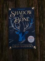 Shadow and bone leigh bardugo, Boeken, Ophalen of Verzenden, Zo goed als nieuw