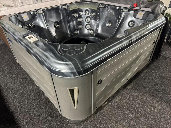 Jacuzzi gebruikt voor maar 85 euro per maand, Tuin en Terras, Bubbelbaden en Hottubs, Zo goed als nieuw, Vast, Afdekzeil, Filter