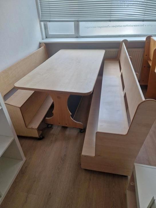 Kinderopvang tafel en banken, Kinderen en Baby's, Kinderkamer | Tafels en Stoelen, Zo goed als nieuw, Tafel(s) en Stoel(en), Ophalen of Verzenden