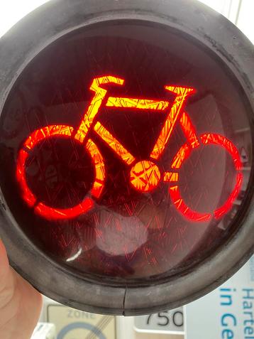 Lens verkeerslicht met fiets symbool beschikbaar voor biedingen