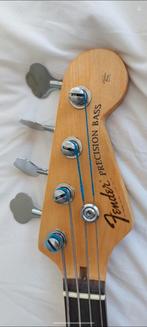 Fender precision bass + small amplifier, Muziek en Instrumenten, Snaarinstrumenten | Gitaren | Bas, Ophalen, Zo goed als nieuw