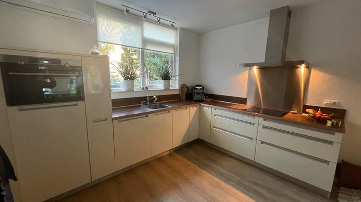 Te koop vanille kleurige keuken, Huis en Inrichting, Keuken | Complete keukens, Gebruikt, Hoekkeuken, Crème, Kunststof, Greeploos