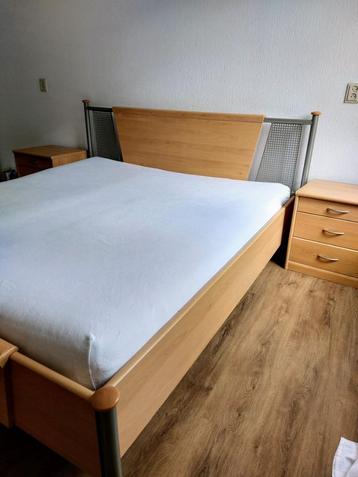 Tweepersoonsbed met 2 nachtkastjes – in goede staat beschikbaar voor biedingen