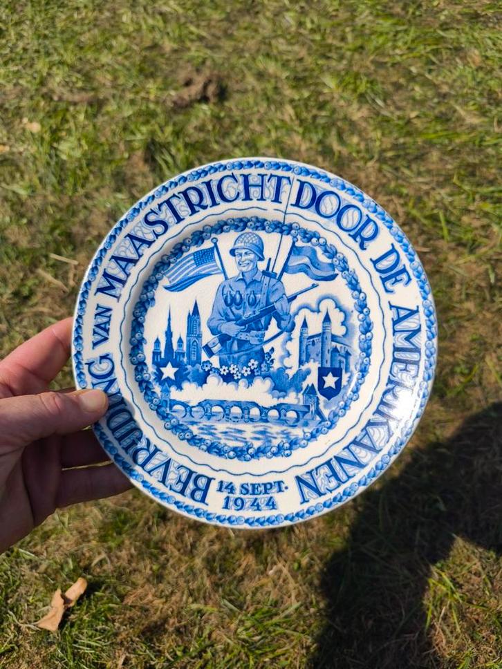 Delfts Blauw Herdenkingsbord Maastricht Bevrijding 1944, Antiek en Kunst, Antiek | Wandborden en Tegels, Ophalen of Verzenden