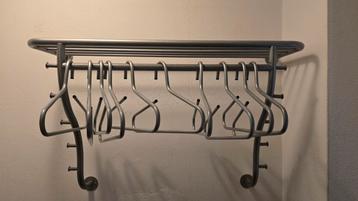 Ikea metalen kapstok met 10 metalen kledinghangers beschikbaar voor biedingen