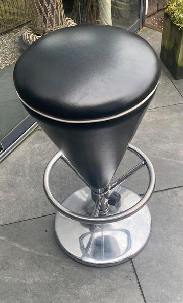 Vintage barkruk. beschikbaar voor biedingen