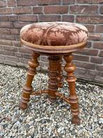 Antiek houten krukje oud met originele stof brocante, Ophalen of Verzenden, Gebruikt, Overige materialen