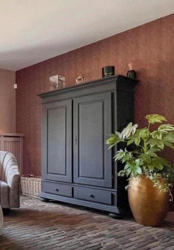 Antieke strakke landelijke kast (zwart/donker) beschikbaar voor biedingen