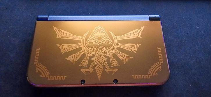 New Nintendo 3DS XL Hyrule Edition Top IPS scherm, Spelcomputers en Games, Spelcomputers | Nintendo 2DS en 3DS, Zo goed als nieuw