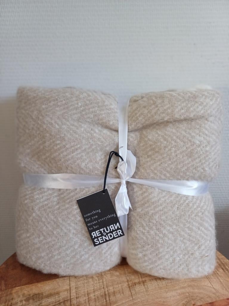 Return to sender plaid, Huis en Inrichting, Woonaccessoires | Plaids en Woondekens, Ophalen of Verzenden, Nieuw