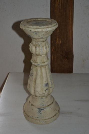 Stenen kandelaar beschikbaar voor biedingen