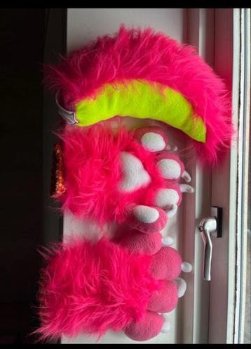 Furry staart en handen van goede kwaliteit beschikbaar voor biedingen