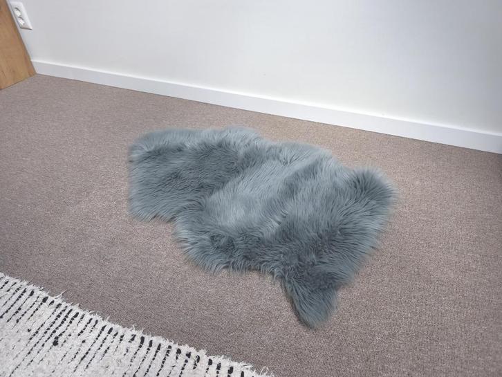 schapenvacht kleed blauw/grijs, Huis en Inrichting, Stoffering | Tapijten en Kleden, Zo goed als nieuw, Minder dan 50 cm, 50 tot 100 cm