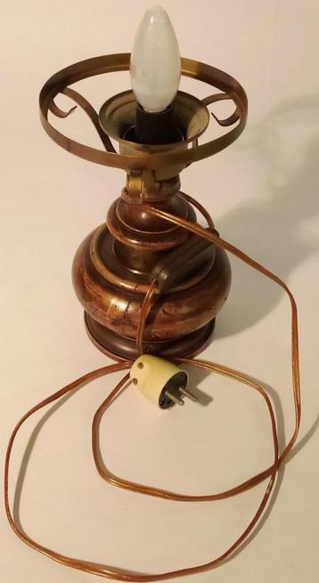 Lamp met kap(keramiek) beschikbaar voor biedingen