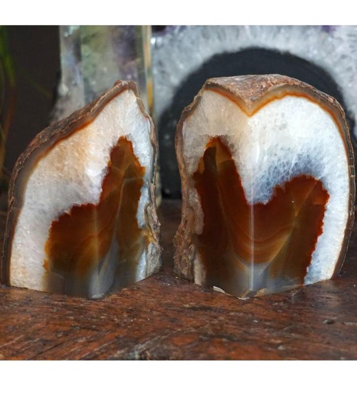 Witte kristallen met bruine kern – Agaat Boekensteun set, Verzamelen, Mineralen en Fossielen, Mineraal, Ophalen of Verzenden