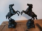 2  steigerende bronzen paarden op hoge sokkel, Ophalen of Verzenden, Brons