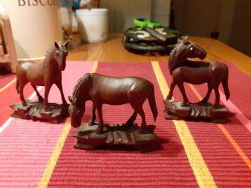 3 fraaie Houten Beeldjes "De Paarden" goed gesneden beschikbaar voor biedingen