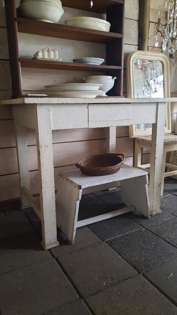 Oude witte tafel (nuzzelspul) beschikbaar voor biedingen