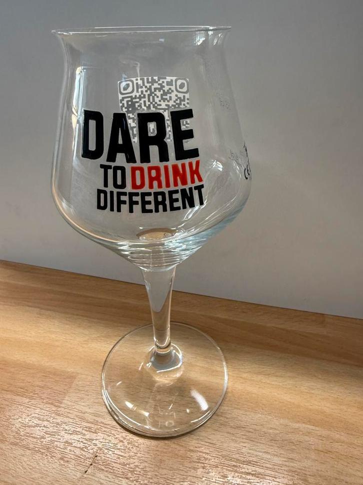 Bierglas  "Dare to Drink Different"., Verzamelen, Biermerken, Zo goed als nieuw, Glas of Glazen, Overige merken, Ophalen of Verzenden