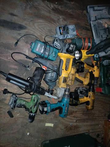 Diverse handgereedschap ziet foto  beschikbaar voor biedingen