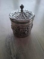 Zilveren Theebusje met Reliëf, Antiek en Kunst, Antiek | Goud en Zilver, Ophalen of Verzenden
