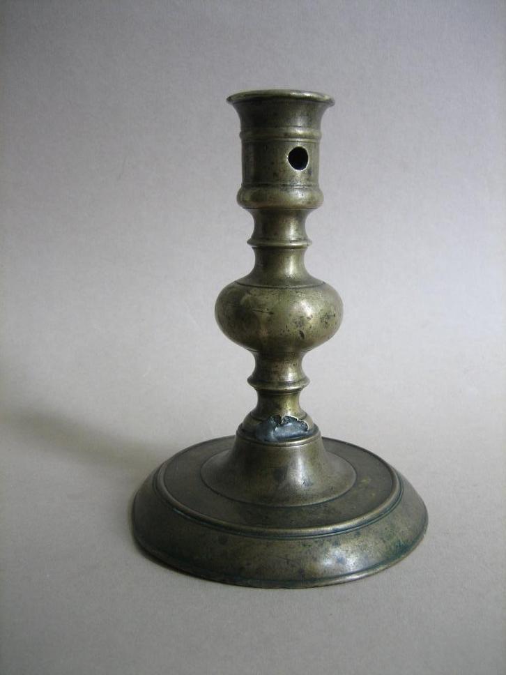 Antieke kandelaar brons - 17e eeuw Frankrijk, Antiek en Kunst, Antiek | Kandelaars, Koper of Brons, Ophalen of Verzenden