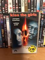 #0873 Kiss the Girls - VHS - Morgan Freeman, Vanaf 16 jaar, Ophalen of Verzenden, Gebruikt, Thrillers en Misdaad